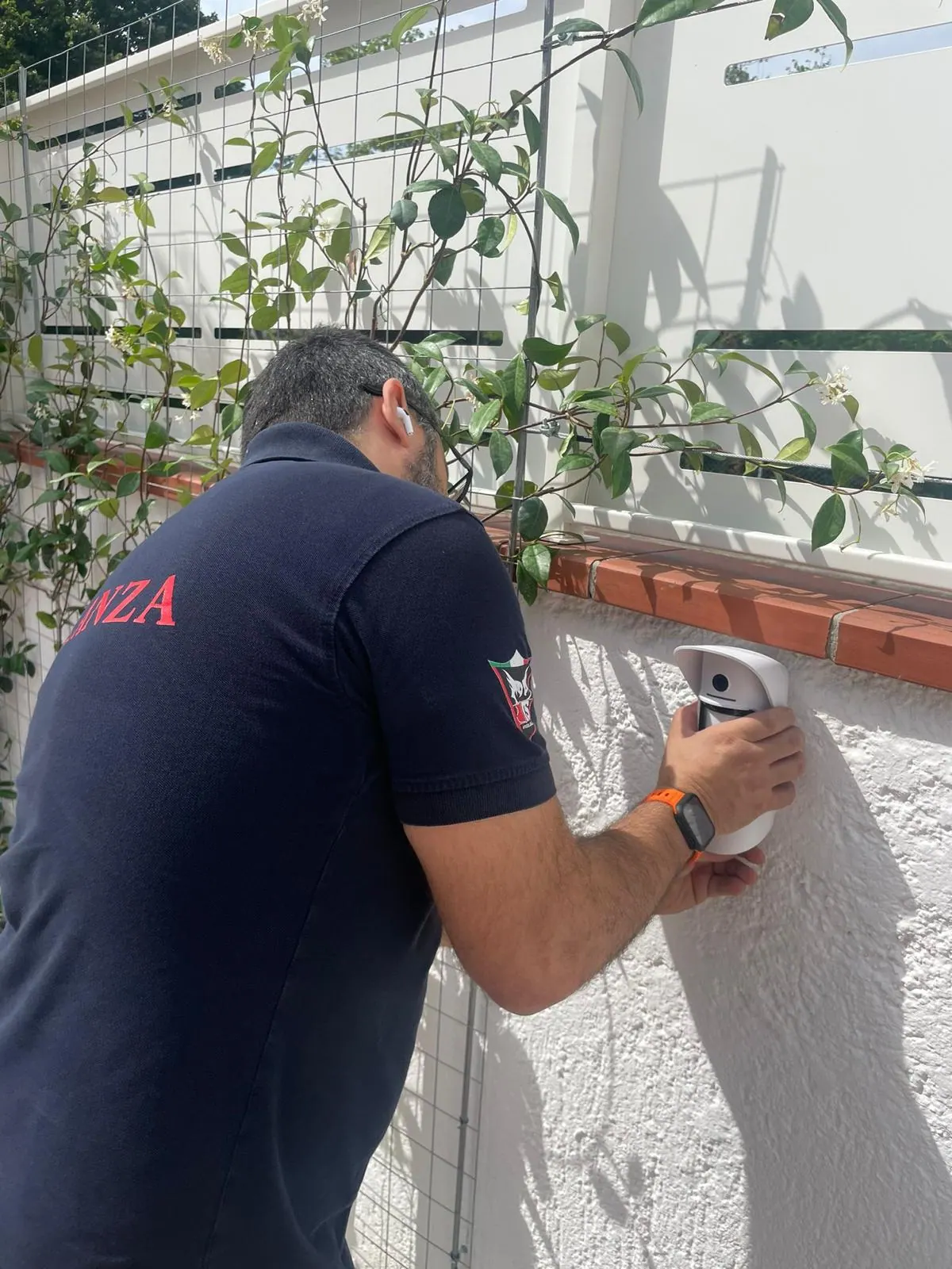 Tecnico Top Secret installa un impianto di allarme